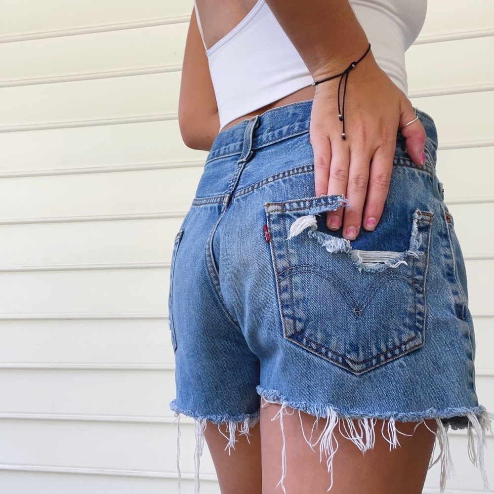 550 LEVI DISTRESSED JEAN SHORT